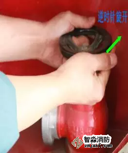 把消火栓手輪逆時針旋開噴水